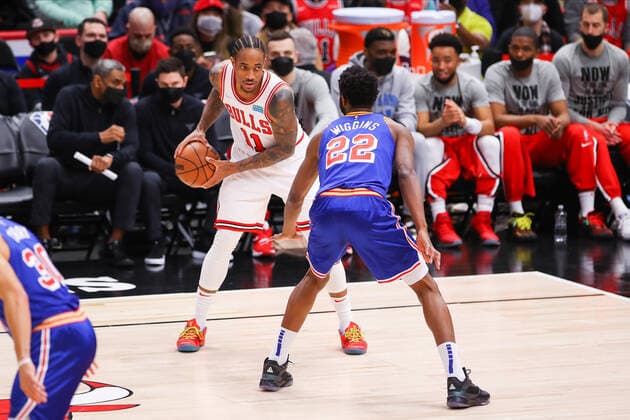 CHICAGO, IL - JANUARY 14: Golden State Warriors Forward Andrew Wiggins (22) guards Chicago Bulls Forward DeMar DeRozan (11) during a NBA, Basketball Herren, USA game between the Golden State Warriors and the Chicago Bulls on January 14, 2022 at the United Center in Chicago, IL. (Photo by Melissa Tamez Icon Sportswire) NBA: JAN 14 Warriors at Bulls Icon22011415