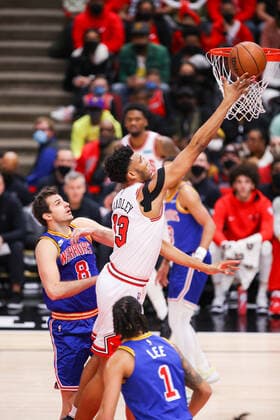 CHICAGO, IL - JANUARY 14:Chicago Bulls Center Tony Bradley (13) drives to the basket for a layup during a NBA, Basketball Herren, USA game between the Golden State Warriors and the Chicago Bulls on January 14, 2022 at the United Center in Chicago, IL. (Photo by Melissa Tamez Icon Sportswire) NBA: JAN 14 Warriors at Bulls Icon22011420