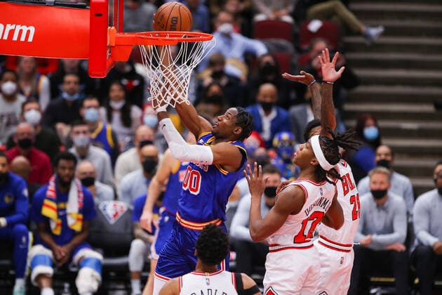 CHICAGO, IL - JANUARY 14: Golden State Warriors Forward Jonathan Kuminga (00) drives to the basket for a layup during a NBA, Basketball Herren, USA game between the Golden State Warriors and the Chicago Bulls on January 14, 2022 at the United Center in Chicago, IL. (Photo by Melissa Tamez Icon Sportswire) NBA: JAN 14 Warriors at Bulls Icon22011423