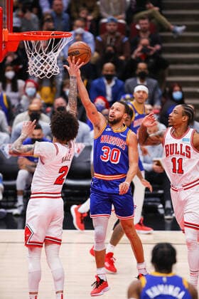 CHICAGO, IL - JANUARY 14: Golden State Warriors Guard Stephen Curry (30) drives to the basket for a layup during a NBA, Basketball Herren, USA game between the Golden State Warriors and the Chicago Bulls on January 14, 2022 at the United Center in Chicago, IL. (Photo by Melissa Tamez Icon Sportswire) NBA: JAN 14 Warriors at Bulls Icon22011427