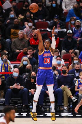 CHICAGO, IL - JANUARY 14: Golden State Warriors Forward Jonathan Kuminga (00) shoots a three point basket during a NBA, Basketball Herren, USA game between the Golden State Warriors and the Chicago Bulls on January 14, 2022 at the United Center in Chicago, IL. (Photo by Melissa Tamez Icon Sportswire) NBA: JAN 14 Warriors at Bulls Icon22011432