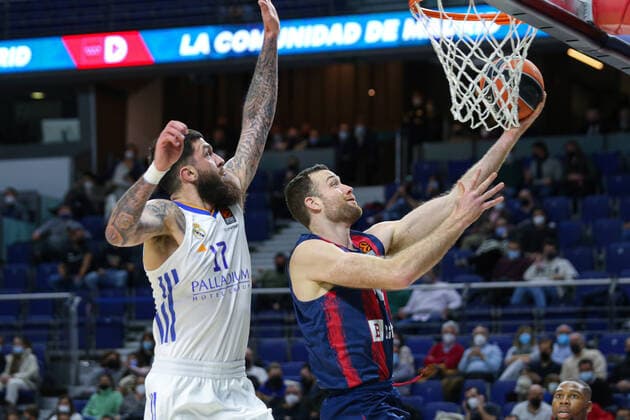 14th January 2022; Wizink Center; Madrid, Spain; Turkish Airlines Euroleague Basketball , Real Madrid versus Bitci Baskonia; Matt Costello (Baskonia) breaks away from the defense of Vincent Poirier (Real Madrid Baloncesto)  ActionPlus12356158 AgenciaLOF