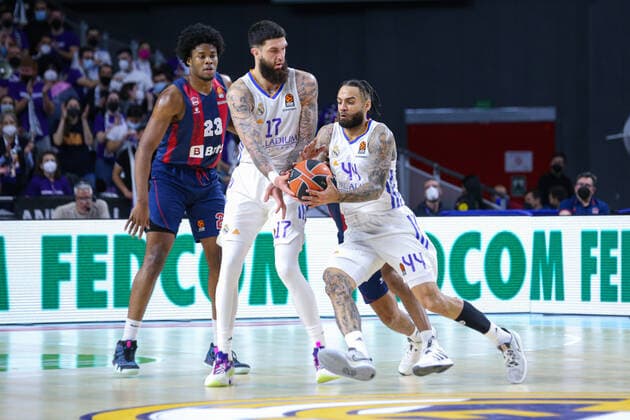 14th January 2022; Wizink Center; Madrid, Spain; Turkish Airlines Euroleague Basketball , Real Madrid versus Bitci Baskonia; Vincent Round (Real Madrid) offloads the ball to Jeff Taylor  ActionPlus12356171 AgenciaLOF