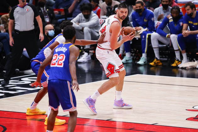 CHICAGO, IL - JANUARY 14: Chicago Bulls Center Nikola Vucevic (9) in action during a NBA, Basketball Herren, USA game between the Golden State Warriors and the Chicago Bulls on January 14, 2022 at the United Center in Chicago, IL. (Photo by Melissa Tamez Icon Sportswire) NBA: JAN 14 Warriors at Bulls Icon22011435