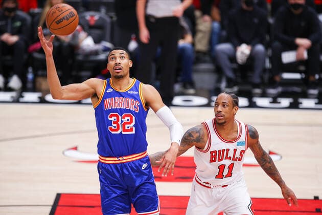 CHICAGO, IL - JANUARY 14: Golden State Warriors Forward Otto Porter Jr. (32) and Chicago Bulls Forward DeMar DeRozan (11) in action during a NBA, Basketball Herren, USA game between the Golden State Warriors and the Chicago Bulls on January 14, 2022 at the United Center in Chicago, IL. (Photo by Melissa Tamez Icon Sportswire) NBA: JAN 14 Warriors at Bulls Icon22011437
