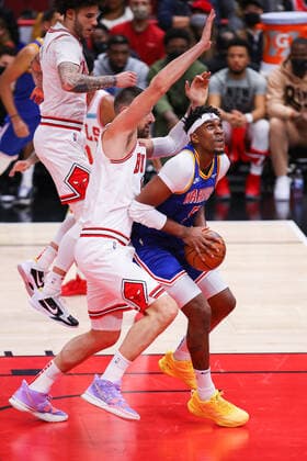 CHICAGO, IL - JANUARY 14: Golden State Warriors Center Kevon Looney (5) fights for position during a NBA, Basketball Herren, USA game between the Golden State Warriors and the Chicago Bulls on January 14, 2022 at the United Center in Chicago, IL. (Photo by Melissa Tamez Icon Sportswire) NBA: JAN 14 Warriors at Bulls Icon22011438