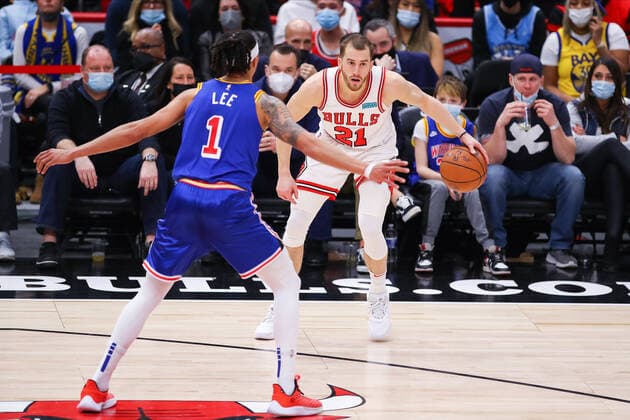 CHICAGO, IL - JANUARY 14: Chicago Bulls Guard Matt Thomas (21) handles the ball during a NBA, Basketball Herren, USA game between the Golden State Warriors and the Chicago Bulls on January 14, 2022 at the United Center in Chicago, IL. (Photo by Melissa Tamez Icon Sportswire) NBA: JAN 14 Warriors at Bulls Icon22011446
