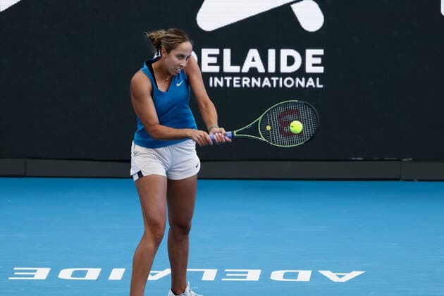 ADELAIDE, AUSTRALIA - JANUARY 15: Madison Keys of United States hits a backhand during the WTA, Tennis Damen finals singles match between Alison Riske of United States and Madison Keys of United States on day seven of the Adelaide International tennis tournament 2 at Memorial Drive on January 15, 2022 in Adelaide, Australia. (Photo by Peter Mundy Speed Media Icon Sportswire) TENNIS: JAN 15 Adelaide International Icon2201150003