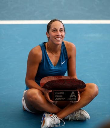 ADELAIDE INTERNATIONAL 2 FINAL, Madison Keys of the USA celebrates victory with her trophy after winning her match against Alison Riske of the USA during the Adelaide International 2 Women?s Final in Adelaide, Saturday, January 15, 2022. ( NO ARCHIVING, EDITORIAL USE ONLY, NO USE IN BOOKS WITHOUT CONSENT ADELAIDE SA AUSTRALIA  Copyright: xMATTxTURNERx 20220115001613552915