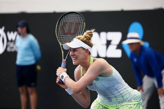 ADELAIDE, AUSTRALIA - JANUARY 15: Alison Riske of United States hits a backhand during the WTA, Tennis Damen finals singles match between Alison Riske of United States and Madison Keys of United States on day seven of the Adelaide International tennis tournament 2 at Memorial Drive on January 15, 2022 in Adelaide, Australia. (Photo by Peter Mundy Speed Media Icon Sportswire) TENNIS: JAN 15 Adelaide International Icon2201150051