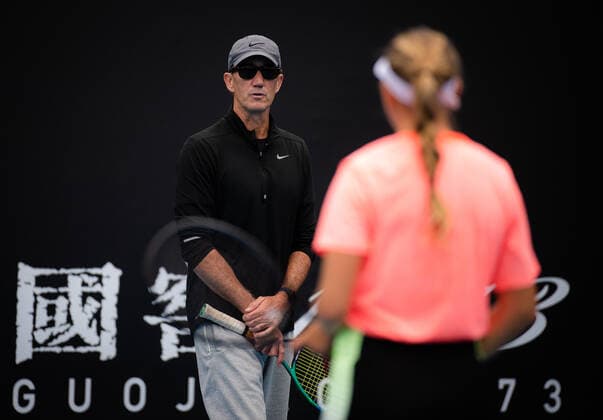 January 15, 2022, MELBOURNE, AUSTRALIA: Darren Cahill works with Amanda Anisimova during practice ahead of the 2022 Australian Open Grand Slam tennis tournament MELBOURNE AUSTRALIA - ZUMAa181 20220115_zaa_a181_033 Copyright: xRobxPrangex