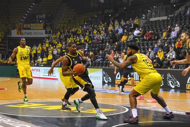 GER, Basketball,easy Credit BBL, EWE Baskets Oldenburg vs MHP RIESEN Ludwigsburg 15 01 2022, EWE Arena, Oldenburg, GER, easy Credit BBL, EWE Baskets Oldenburg vs MHP RIESEN Ludwigsburg , in picture Yorman Polas BARTOLO MHP Riesen Ludwigsburg 13 Cameron CLARK EWE Baskets Oldenburg 15 Phil PRESSEY EWE Baskets Oldenburg 11 nordphotoxRojahn nph00310