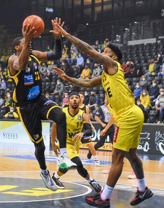 GER, Basketball,easy Credit BBL, EWE Baskets Oldenburg vs MHP RIESEN Ludwigsburg 15 01 2022, EWE Arena, Oldenburg, GER, easy Credit BBL, EWE Baskets Oldenburg vs MHP RIESEN Ludwigsburg , in picture Yorman Polas BARTOLO MHP Riesen Ludwigsburg 13 Cameron CLARK EWE Baskets Oldenburg 15 Phil PRESSEY EWE Baskets Oldenburg 11 nordphotoxRojahn nph00310
