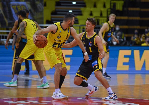 GER, Basketball,easy Credit BBL, EWE Baskets Oldenburg vs MHP RIESEN Ludwigsburg 15 01 2022, EWE Arena, Oldenburg, GER, easy Credit BBL, EWE Baskets Oldenburg vs MHP RIESEN Ludwigsburg , in picture Matt FARRELL EWE Baskets Oldenburg 5 vs Jordan HULLS MHP Riesen Ludwigsburg 1 nordphotoxRojahn nph00310
