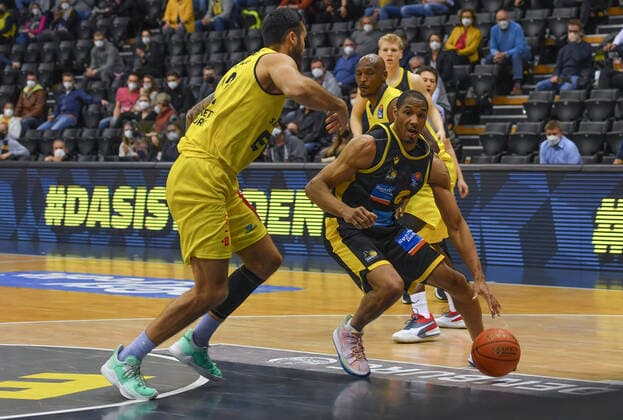 GER, Basketball,easy Credit BBL, EWE Baskets Oldenburg vs MHP RIESEN Ludwigsburg 15 01 2022, EWE Arena, Oldenburg, GER, easy Credit BBL, EWE Baskets Oldenburg vs MHP RIESEN Ludwigsburg , in picture Tremmell DARDEN MHP Riesen Ludwigsburg 21 Martin BREUNING EWE Baskets Oldenburg 12 Rickey PAULDING EWE Baskets Oldenburg 23 nordphotoxRojahn nph00310