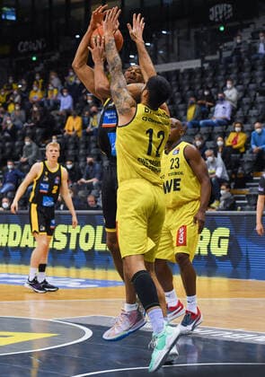 GER, Basketball,easy Credit BBL, EWE Baskets Oldenburg vs MHP RIESEN Ludwigsburg 15 01 2022, EWE Arena, Oldenburg, GER, easy Credit BBL, EWE Baskets Oldenburg vs MHP RIESEN Ludwigsburg , in picture Tremmell DARDEN MHP Riesen Ludwigsburg 21 Martin BREUNING EWE Baskets Oldenburg 12 nordphotoxRojahn nph00310