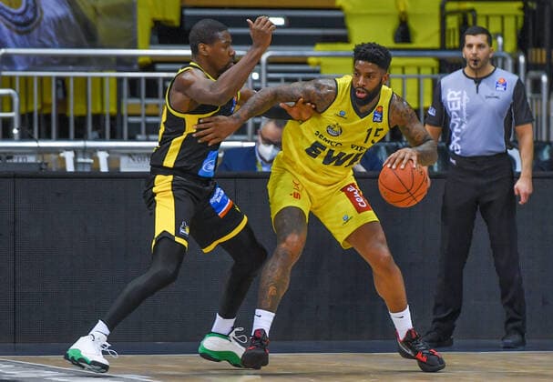 GER, Basketball,easy Credit BBL, EWE Baskets Oldenburg vs MHP RIESEN Ludwigsburg 15 01 2022, EWE Arena, Oldenburg, GER, easy Credit BBL, EWE Baskets Oldenburg vs MHP RIESEN Ludwigsburg , in picture Cameron CLARK EWE Baskets Oldenburg 15 Yorman Polas BARTOLO MHP Riesen Ludwigsburg 13 nordphotoxRojahn nph00310