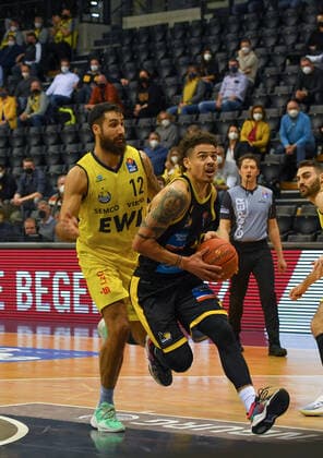 GER, Basketball,easy Credit BBL, EWE Baskets Oldenburg vs MHP RIESEN Ludwigsburg 15 01 2022, EWE Arena, Oldenburg, GER, easy Credit BBL, EWE Baskets Oldenburg vs MHP RIESEN Ludwigsburg , in picture Jonah RADEBAUGH MHP Riesen Ludwigsburg 12 Martin BREUNING EWE Baskets Oldenburg 12 nordphotoxRojahn nph00310