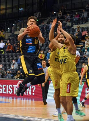 GER, Basketball,easy Credit BBL, EWE Baskets Oldenburg vs MHP RIESEN Ludwigsburg 15 01 2022, EWE Arena, Oldenburg, GER, easy Credit BBL, EWE Baskets Oldenburg vs MHP RIESEN Ludwigsburg , in picture Jonah RADEBAUGH MHP Riesen Ludwigsburg 12 Sebastian HERRERA EWE Baskets Oldenburg 7 Martin BREUNING EWE Baskets Oldenburg 12 nordphotoxRojahn nph00310