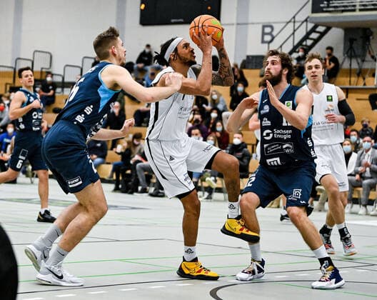 15 01 2022, xpsx, Basketball 2 Bundesliga Pro B, White Wings Hanau Dresden Titans v l Sebastian Heck Dresden , Dewrell Tisdale jr Hanau , Tanner Nicholas Graham Dresden Hanau Hessen Germany DEU