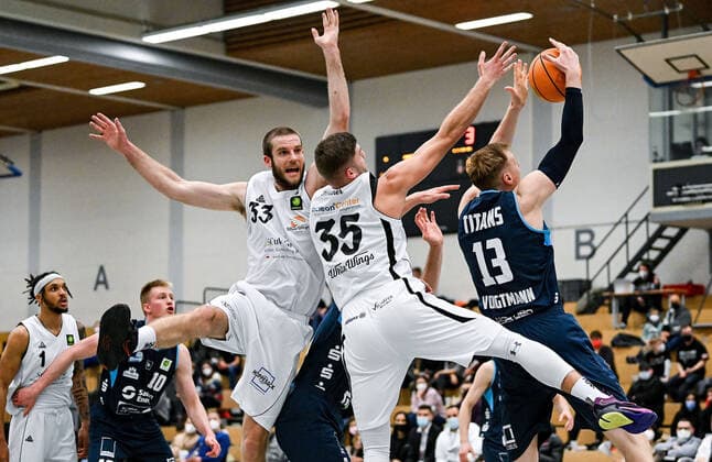 15 01 2022, xpsx, Basketball 2 Bundesliga Pro B, White Wings Hanau Dresden Titans v l Daniel Loh Hanau , Matthias Fichtner Hanau , Georg Wilhelm Voigtmann Dresden Hanau Hessen Germany DEU