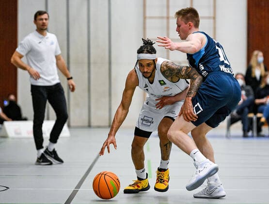 15 01 2022, xpsx, Basketball 2 Bundesliga Pro B, White Wings Hanau Dresden Titans v l Dewrell Tisdale jr Hanau , Arne Wendler Dresden Hanau Hessen Germany DEU