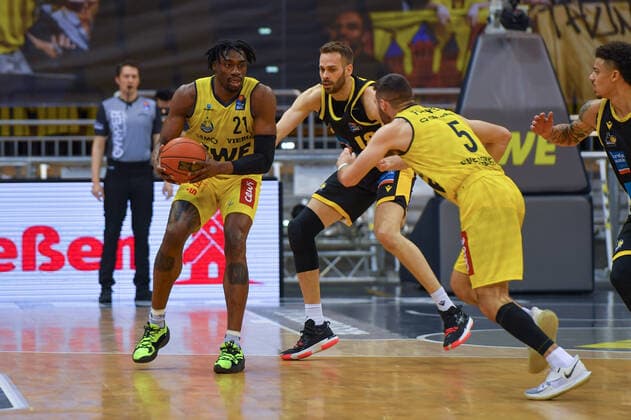 GER, Basketball,easy Credit BBL, EWE Baskets Oldenburg vs MHP RIESEN Ludwigsburg 15 01 2022, EWE Arena, Oldenburg, GER, easy Credit BBL, EWE Baskets Oldenburg vs MHP RIESEN Ludwigsburg , in picture Tai ODIASE EWE Baskets Oldenburg 21 Jonas WOHLFARTH BOTTERMANN MHP Riesen Ludwigsburg 18 Matt FARRELL EWE Baskets Oldenburg 5 nordphotoxRojahn nph00310