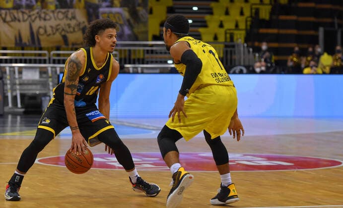 GER, Basketball,easy Credit BBL, EWE Baskets Oldenburg vs MHP RIESEN Ludwigsburg 15 01 2022, EWE Arena, Oldenburg, GER, easy Credit BBL, EWE Baskets Oldenburg vs MHP RIESEN Ludwigsburg , in picture Jonah RADEBAUGH MHP Riesen Ludwigsburg 12 Phil PRESSEY EWE Baskets Oldenburg 11 nordphotoxRojahn nph00310