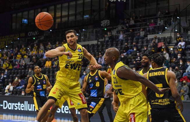 GER, Basketball,easy Credit BBL, EWE Baskets Oldenburg vs MHP RIESEN Ludwigsburg 15 01 2022, EWE Arena, Oldenburg, GER, easy Credit BBL, EWE Baskets Oldenburg vs MHP RIESEN Ludwigsburg , in the picture the ball lost Michal MICHALAK EWE Baskets Oldenburg 20 Rickey PAULDING EWE Baskets Oldenburg 23 nordphotoxRojahn nph00310