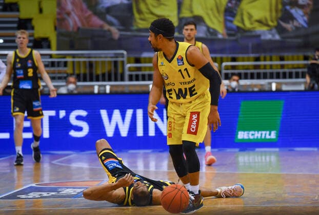 GER, Basketball,easy Credit BBL, EWE Baskets Oldenburg vs MHP RIESEN Ludwigsburg 15 01 2022, EWE Arena, Oldenburg, GER, easy Credit BBL, EWE Baskets Oldenburg vs MHP RIESEN Ludwigsburg , in the picture injured on the ground Tremmell DARDEN MHP Riesen Ludwigsburg 21 vs Phil PRESSEY EWE Baskets Oldenburg 11 nordphotoxRojahn nph00310