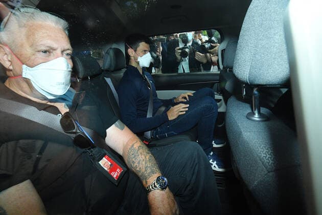 Tennis, Australian Open, Novak Djokovic auf dem zur Anhörung vor Gericht in Melbourne TENNIS NOVAK DJOKOVIC VISA, Serbian tennis player Novak Djokovic (centre) departs from the Park Hotel government detention facility before attending a court hearing at his lawyers office in Melbourne, Sunday, January 16, 2022. Novak Djokovic still faces uncertainty as to whether he can compete in the Australian Open, despite being announced in the tournament draw. ( NO ARCHIVING, EDITORIAL USE ONLY, NO USE IN BOOKS WITHOUT CONSENT MELBOURNE VIC AUSTRALIA  Copyright: xJAMESxROSSx 20220116001613730133