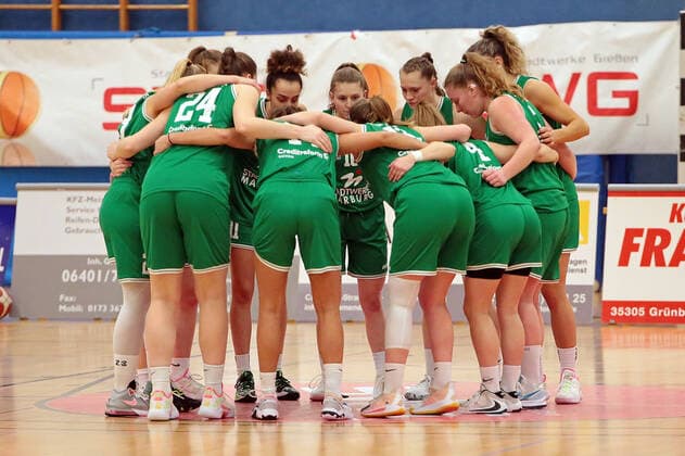 15 01 2022, xovx, Basketball Damen 2 Bundesliga DBBL, Bender Baskets Grünberg Young Dolphins Marburg The Marburg players swear to each other before the game a Grünberg Sporthalle Theo Koch Schule Hessen Germany EN