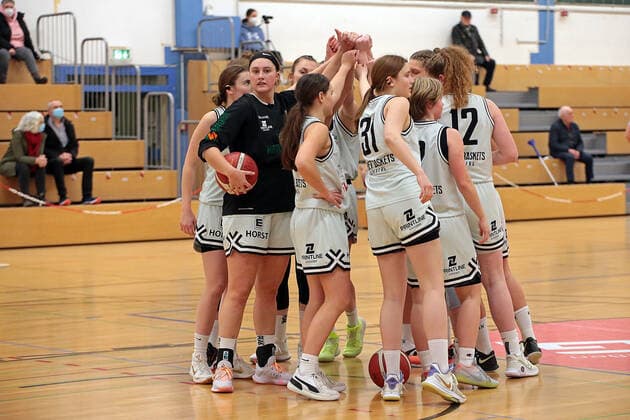 15 01 2022, xovx, Basketball Damen 2 Bundesliga DBBL, Bender Baskets Grünberg Young Dolphins Marburg The Grünberg players swear to each other before the game a Grünberg Sporthalle Theo Koch Schule Hessen Germany EN