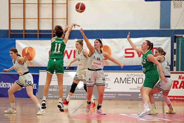 15 01 2022, xovx, Basketball Damen 2 Bundesliga DBBL, Bender Baskets Grünberg Young Dolphins Marburg v l Linn Villwock Bender Baskets Grünberg , Selma Yesilova Young Dolphins Marburg , Alva Hedrich Bender Baskets Grünberg , Olivia Nash Bender Baskets Grünberg , Johanna Klug Young Dolphins Marburg , Venla Varis Bender Baskets Grünberg Grünberg Sporthalle Theo Koch Schule Hessen Germany EN