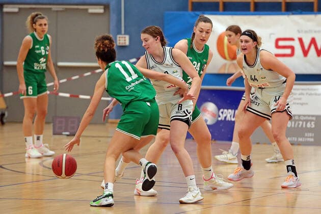 15 01 2022, xovx, Basketball Damen 2 Bundesliga DBBL, Bender Baskets Grünberg Young Dolphins Marburg v l Theresa Simon Young Dolphins Marburg , Selma Yesilova Young Dolphins Marburg , Elisa Mevius Bender Baskets Grünberg , Johanna Klug Young Dolphins Marburg , Olivia Nash Bender Baskets Grünberg Grünberg Sporthalle Theo Koch Schule Hessen Germany DE