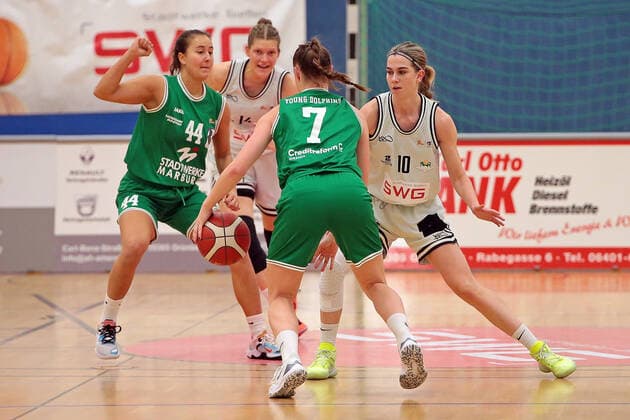 15 01 2022, xovx, Basketball Damen 2 Bundesliga DBBL, Bender Baskets Grünberg Young Dolphins Marburg v l Jasmin Weyell Young Dolphins Marburg , Alva Hedrich Bender Baskets Grünberg , Sarah Lückenotte Young Dolphins Marburg , Venla Varis Bender Baskets Grünberg Grünberg Sporthalle Theo Koch Schule Hessen Germany DE