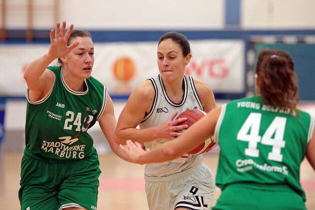 15 01 2022, xovx, Basketball Damen 2 Bundesliga DBBL, Bender Baskets Grünberg Young Dolphins Marburg v l Johanna Klug Young Dolphins Marburg , Isabell Meinhart Bender Baskets Grünberg , Jasmin Weyell Young Dolphins Marburg Grünberg Sporthalle Theo Koch Schule Hessen Germany DE