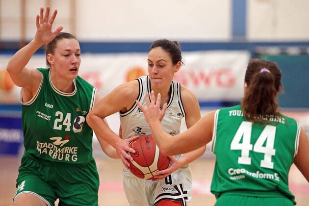 15 01 2022, xovx, Basketball Damen 2 Bundesliga DBBL, Bender Baskets Grünberg Young Dolphins Marburg v l Johanna Klug Young Dolphins Marburg , Isabell Meinhart Bender Baskets Grünberg , Jasmin Weyell Young Dolphins Marburg Grünberg Sporthalle Theo Koch Schule Hessen Germany DE
