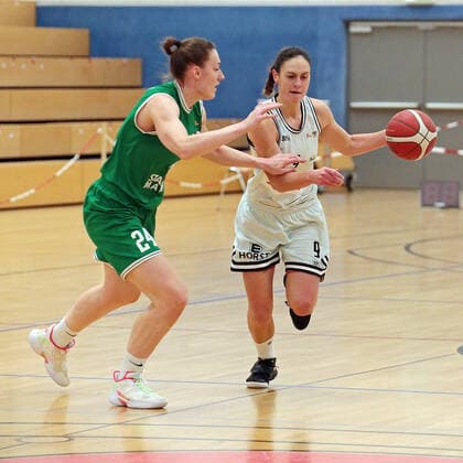 15 01 2022, xovx, Basketball Damen 2 Bundesliga DBBL, Bender Baskets Grünberg Young Dolphins Marburg v l Johanna Klug Young Dolphins Marburg , Isabell Meinhart Bender Baskets Grünberg Grünberg Sporthalle Theo Koch Schule Hessen Deutschland DE