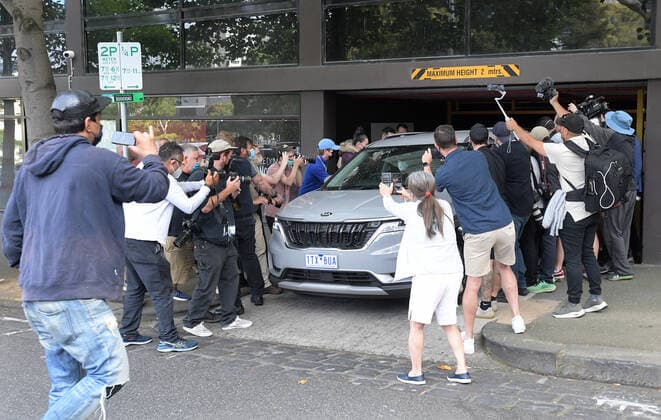 Tennis, Australian Open, Novak Djokovic auf dem zur Anhörung vor Gericht in Melbourne TENNIS NOVAK DJOKOVIC VISA, Serbian tennis player Novak Djokovic is photographed as he is transported from an Immigration Hotel in Melbourne, Sunday, January 16, 2022. Novak Djokovic still faces uncertainty as to whether he can compete in the Australian Open, despite being announced in the tournament draw. ( NO ARCHIVING, EDITORIAL USE ONLY, NO USE IN BOOKS WITHOUT CONSENT MELBOURNE VIC AUSTRALIA  Copyright: xDAVExHUNTx 20220116001613733440