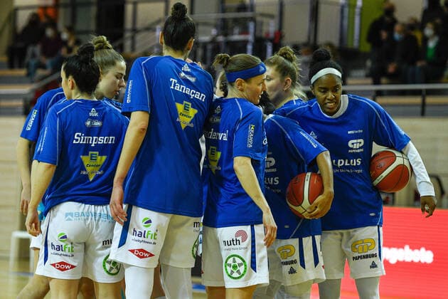 Halle, Germany 15 January 2022 1 BBL Women 2021 2022 Gisa Lions SV Halle vs Herne The players Halle of form a team circle to shoulder SWH arena Sachsen Anhalt Copyright: xFotostandx xxBallaschx