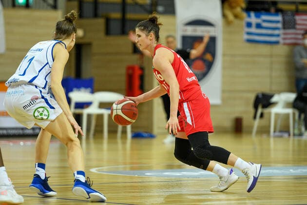 Halle, Germany 15 January 2022 1 BBL Women 2021 2022 Gisa Lions SV Halle vs Herne v li in duel Charlotte Kreuter Halle and Katarzyna Anna Trzeciak Herne SWH arena Sachsen Anhalt Copyright: xFotostandx xxBallaschx