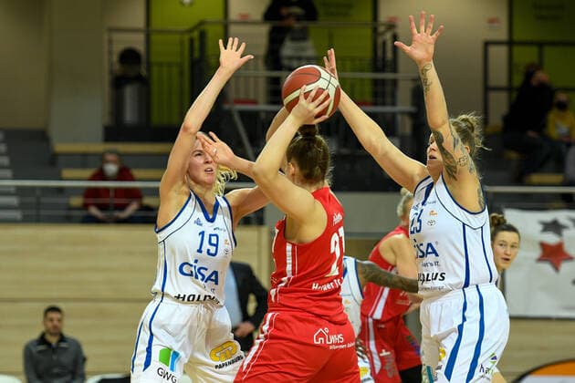 Halle, Germany 15 January 2022 1 BBL Women 2021 2022 Gisa Lions SV Halle vs Herne v li in duel Meret Kleine Beek Halle , Polleros Sarah Herne and Klaudia Grudzien Halle SWH arena Sachsen Anhalt Copyright: xFotostandx xxBallaschx