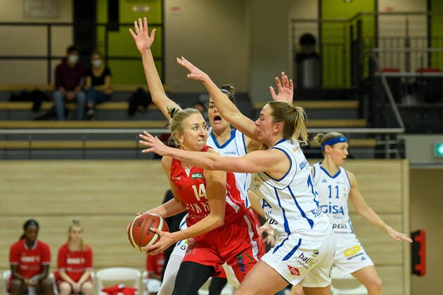Halle, Germany 15 January 2022 1 BBL women 2021 2022 Gisa Lions SV Halle vs Herne v li in duel Sofia Pelander Herne , Devran Tanacan Halle and Barbora Kasparkova Halle SWH arena Sachsen Anhalt Copyright: xFotostandx xxBallaschx