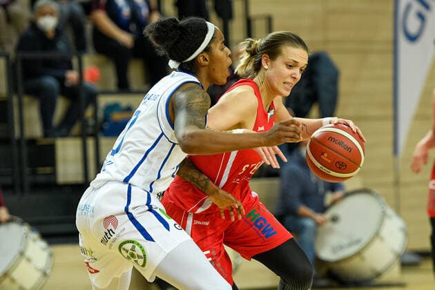 Halle, Germany 15 January 2022 1 BBL Women 2021 2022 Gisa Lions SV Halle vs Herne v li in duel Jasmine Laparis Gill Halle and Kristina Topuzovic Herne SWH arena Sachsen Anhalt Copyright: xFotostandx xxBallaschx