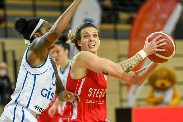 Halle, Germany 15 January 2022 1 BBL Women 2021 2022 Gisa Lions SV Halle vs Herne v li in duel Jasmine Laparis Gill Halle and Kristina Topuzovic Herne SWH arena Sachsen Anhalt Copyright: xFotostandx xxBallaschx