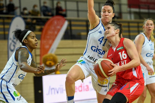 Halle, Germany 15 January 2022 1 BBL women 2021 2022 Gisa Lions SV Halle vs Herne v li in duel Jasmine Laparis Gill Halle , Eilidh Simpson Halle and Katarzyna Anna Trzeciak Herne SWH arena Sachsen Anhalt Copyright: xFotostandx xxBallaschx