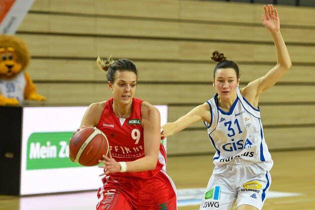 Halle, Germany 15 January 2022 1 BBL women 2021 2022 Gisa Lions SV Halle vs Herne v li in duel Kristina Topuzovic Herne and Charlotte Kreuter Halle SWH arena Saxony Anhalt Copyright: xFotostandx xxBallaschx