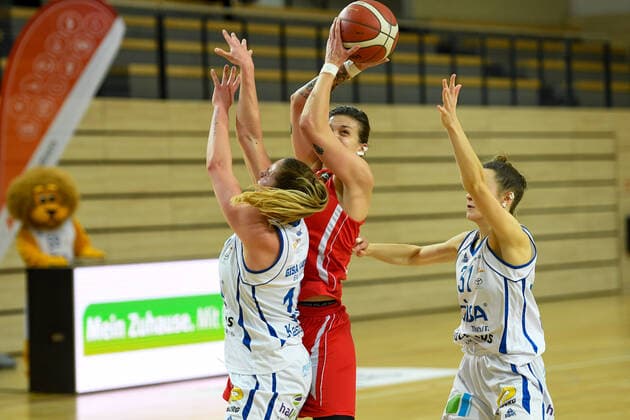 Halle, Germany 15 January 2022 1 BBL women 2021 2022 Gisa Lions SV Halle vs Herne v li in duel Barbora Kasparkova Halle ,Kristina Topuzovic Herne and Charlotte Kreuter Halle SWH arena Sachsen Anhalt Copyright: xFotostandx xxBallaschx
