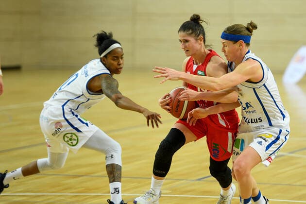 Halle, Germany 15 January 2022 1 BBL Women 2021 2022 Gisa Lions SV Halle vs Herne v li in duel Jasmine Laparis Gill Halle , Katarzyna Anna Trzeciak Herne and Rachael Vanderwal Halle SWH arena Sachsen Anhalt Copyright: xFotostandx xxBallaschx